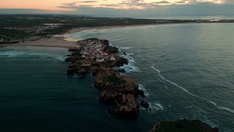 Drohnenaufnahme-Um-Die-Insel-Baleal-In-Der-Nähe-Von-Peniche-Bei-Sonnenuntergang,-Region-Oeste,-Portugal
