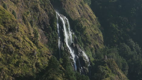 Toma-De-Drones-De-La-Región-De-Annapurna-En-Nepal-Con-Una-Enorme-Cascada-Narchyang-Que-Fluye-Desde-Lo-Alto-Del-Acantilado