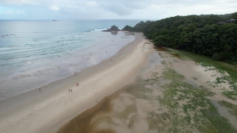 Sandy-Beach-Of-The-Pass-In-Byron-Bay,-Australia---Aerial-Drone-Shot