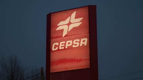 Cepsa,-La-Multinacional-Española-De-Petróleo-Y-Gas,-Gasolinera-Y-Logotipo-Visto-Durante-La-Noche-En-España