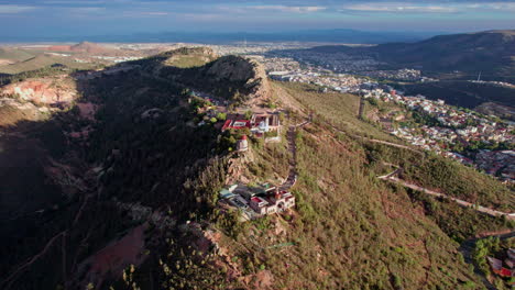 Drohnenaufnahmen-Vom-Cerro-De-La-Bufa-In-Zacatecas,-Die-Eine-Majestätische-Halbumrundung-Des-Berges-Und-Seines-Berühmten-Seilbahnbereichs-Zeigen