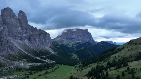 Luftaufnahme,-Die-Das-Bewölkte-Tal-Der-Italienischen-Dolomiten-In-Richtung-Alpiner-Bergkette-Hinunterfliegt