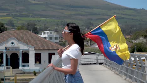 Mujer-Patriótica-Latinoamericana-Ondeando-Bandera-De-Ecuador-Esperanzada-Mirando-A-Distancia