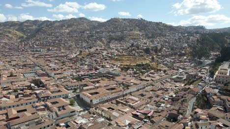 Perú,-Cusco-Desde-Arriba,-Impresionante-Vista-De-La-Ciudad-Inca.