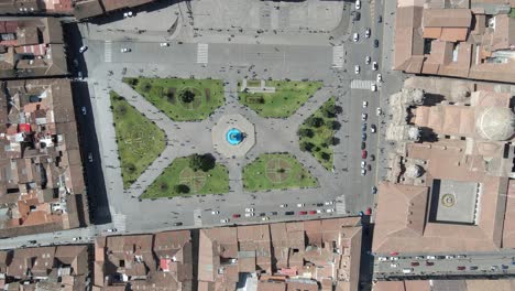 Eine-Vogelperspektive-Auf-Den-Verkehr-Auf-Der-Plaza-Mayor,-Cusco