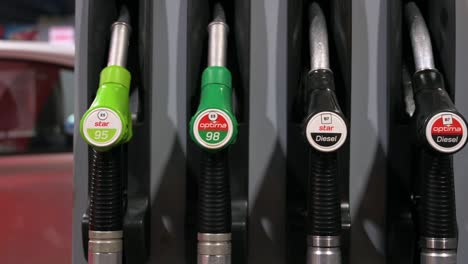 Zapfsäulen-Für-Diesel-Und-Benzin-Stehen-An-Einer-Cepsa-Tankstelle-In-Spanien-Zum-Einsatz-Bereit