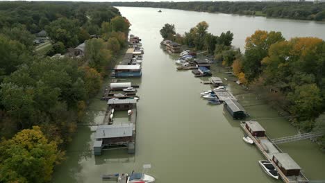 Aerial-shot-of-Houseboats-on-Danube-river-in-Bratislava-Capital-of-Slovakia,-Autumn