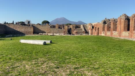 Altes-Heiligtum-In-Pompeji-Mit-Dem-Vulkan-Vesuv-Im-Hintergrund