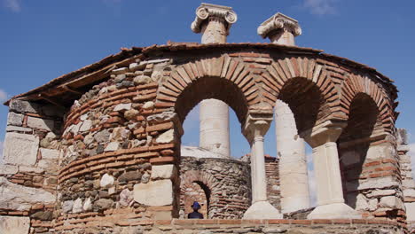 Pilares-Detrás-De-Un-Edificio-Antiguo-En-El-Templo-De-Artemisa-En-Sardis.