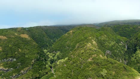 Breite-Luftaufnahme-Der-Nebligen-Grünen-Berge-An-Der-Alelele-Brücke-Auf-Maui,-Hawaii