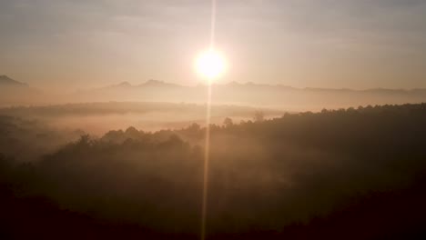 Drone-Aéreo-Del-Amanecer-De-La-Mañana-Brillando-En-La-Montaña-Doi-Luang-Chiang-Dao-Con-Niebla