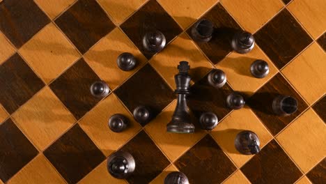 Gefallene-Schachfiguren,-Die-Einen-Krieg-Verlieren,-Schlecht-Gegen-Gut