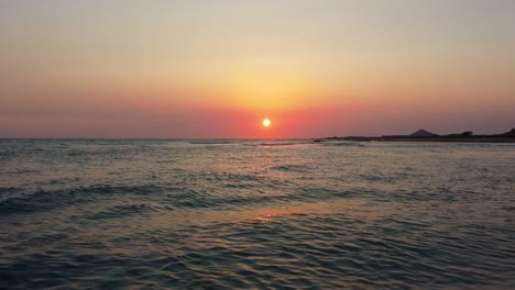 Tiefflug-Auf-Der-Meeresoberfläche,-Flaches-Wasser,-Orange-Farbe,-Sonnenuntergang,-Abend-Im-Strand,-Hafen,-Küstenresort,-Camping,-Friedliche-Natur,-Aktivität-An-Der-Grenze-Zu-Iran,-Katar,-Insel-Hormuz,-Ikonische-Attraktion