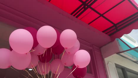 Festliche-Rosa-Luftballons-Drehen-Sich-Bei-Der-Eröffnung-Eines-Neuen-Ladens-Im-Einkaufszentrum-Im-Freien