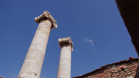 Blick-In-Den-Himmel-Mit-Säulen-Des-Artemis-Tempels-In-Sardes