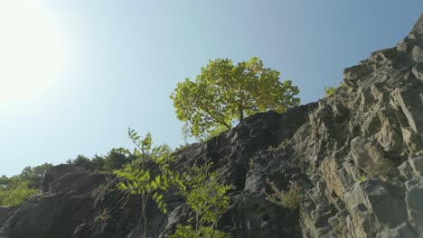 Luftaufnahme-Und-Schwenkaufnahme-Einer-Felsklippe-An-Einem-Sommertag-In-Europa
