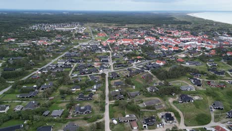 Drohnenaufnahmen-Eines-Sommerhausgebiets-In-Der-Nähe-Der-Stadt-Blokhus-In-Dänemark