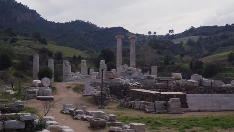 Plano-Amplio-Del-Templo-De-Artemisa-Con-Montañas-En-Sardis