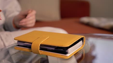 Tagebuch-Auf-Den-Tisch-Legen,-Journaling