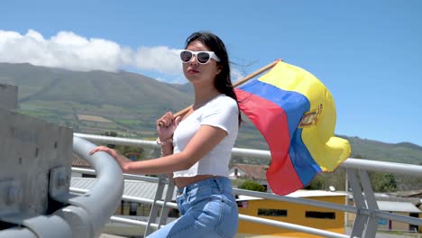 Ecuador-Schwenkt-Die-Flagge-Und-Hält-Draußen-Eine-Junge-Brünette-Frau-Aus-Lateinamerika