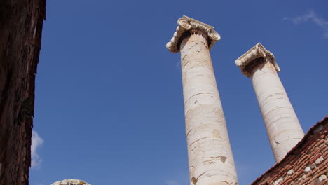 Blick-Hinauf-Zum-Himmel-Und-Zu-Den-Säulen-Im-Tempel-Der-Artemis-In-Sardes