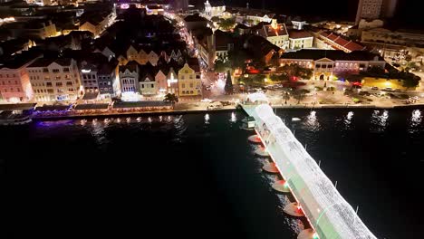 Durch-Den-Luftrückzug-Erstrahlt-Die-Handelskade-Curacao-Nachts-In-Leuchtenden-Lichtern