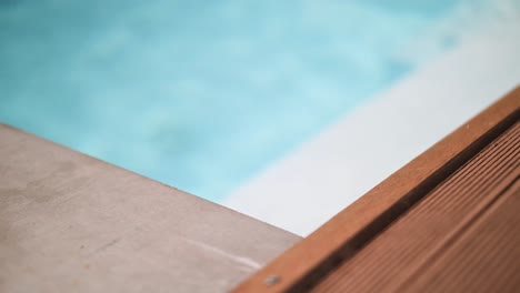 Detail-Von-Teca-Holz-An-Einem-Luxus-Swimmingpool-Im-Sommer-Auf-Reisen