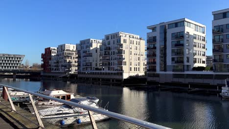 Luxuriöse-Deutsche-Apartments-In-Der-Frankfurter-Innenstadt-Mit-Privaten-Booten-Am-Ufer