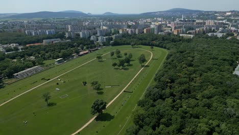 Luftaufnahme-Der-Rennbahn-An-Einem-Sonnigen-Sommertag-In-Petržalka,-Bratislava,-Slowakei