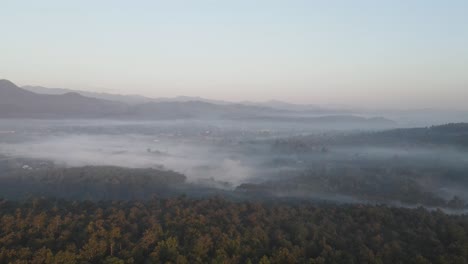 Volando-Sobre-La-Selva-Tropical-Cubierta-De-Niebla-En-Chiang-Dao