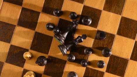 Schwarzes-Schachspiel,-Umgeben-Von-Weißem-Schachspiel
