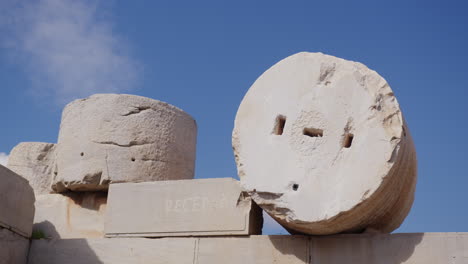 Un-Trozo-De-Un-Antiguo-Pilar-Del-Templo-De-Artemisa-En-Sardis