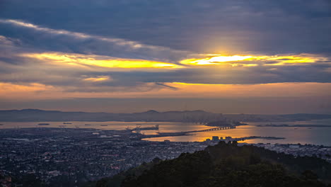 San-Francisco-Bay-Von-Oakland,-Kalifornien-Aus-Gesehen---Sonnenuntergangsdämmerung-Bis-Nächtliche-Zeitraffer-Zeitraffer-Farbenwolkenlandschaft