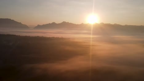 Drone-Aéreo-De-Puesta-De-Sol-Brillando-En-La-Montaña-Doi-Luang-Chiang-Dao-Con-Niebla