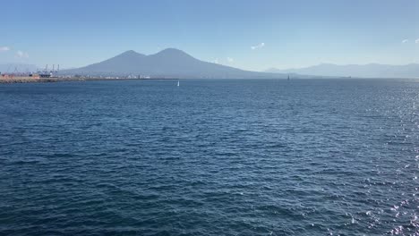 Wunderschöner-Vesuv-Vulkan,-Gesehen-Vom-Hafen-Von-Neapel-An-Einem-Sonnigen-Tag