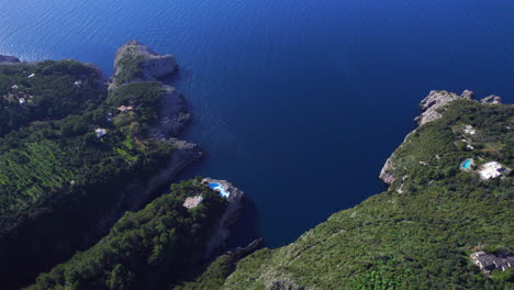 Villas-Romanas-Con-Piscina-En-Los-Acantilados-De-La-Isla-De-Capri,-Italia