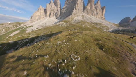 Hermosa-Escena-De-Caballos-Salvajes-En-Verdes-Prados-De-Dolomitas-Con-Picos-Rocosos-En-El-Fondo,-Italia