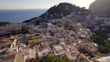 Capri-Küstenstadt-Bei-Sonnenuntergang