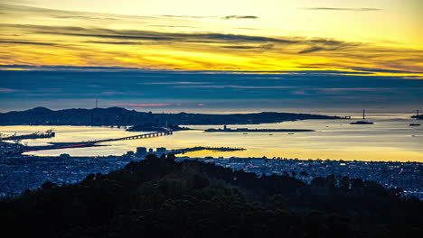Goldener-Sonnenuntergangshimmel-Im-Zeitraffer-über-San-Francisco---Oakland-Bay-Bridge,-USA
