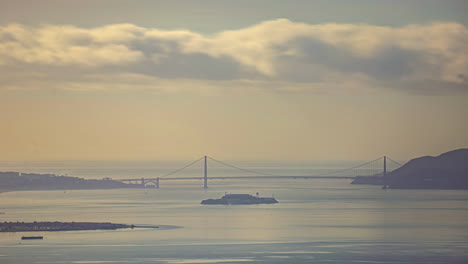 Bahía-De-San-Francisco-Con-Alcatraz-Y-El-Puente-Golden-Gate,-Time-lapse-De-La-Hora-Dorada