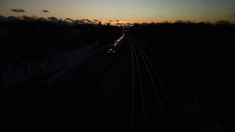 Abends-Fahren-Sie-Mit-Dem-Zug-Und-Kommen-Am-Hauptbahnhof-An