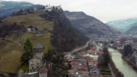 Antena-Sobre-El-Casco-Antiguo-De-Chuisa-Con-El-Castillo-De-Sabiana,-Tirol-Del-Sur,-Bolzano,-Italia