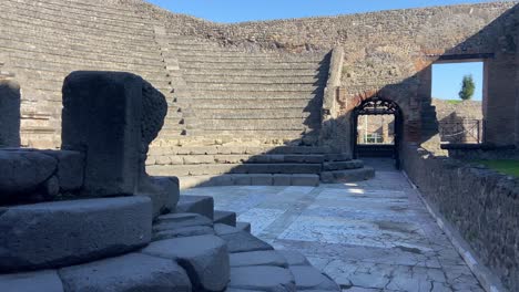 Antiguo-Teatro-Romano-De-Piedra-Conservado-En-El-Sitio-Arqueológico-De-Pompeya.