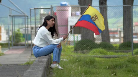 Ecuador-Schwenkt-Die-Flagge.-Patriotischer-Demonstrant-In-Lateinamerika,-Der-Für-Veränderung-Kämpft