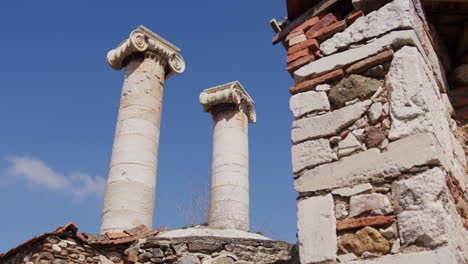 Antike-Säulen-Hinter-Einer-Backsteinmauer-Im-Tempel-Der-Artemis-In-Sardes