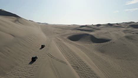 Buggy-Tour-Durch-Die-Dünen-Von-Huacachina:-Ein-Aufregendes-Wüstenabenteuer-Entfaltet-Sich,-Während-Die-Drohne-Den-Dynamischen-Tanz-Der-Autos-Einfängt,-Die-Den-Sanften-Sand-Erobern