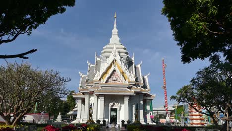 Außenansicht-Des-Weiß-goldenen-Thailändischen-Tempels,-Vorderseite,-Tag