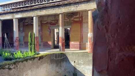 Open-courtyard-in-old-wealthy-Roman-villa-in-Pompeii,-Italy
