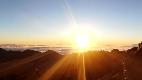 Timelapse-Del-Sol-Saliendo-Sobre-Las-Nubes-Por-El-Parque-Nacional-Haleakala,-Hawai