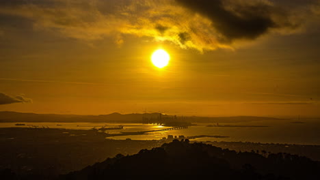 Sonnenuntergang-Während-Der-Goldenen-Stunde-über-San-Francisco-Und-Der-Oakland-Bay-Bridge,-Blick-Vom-Grizzly-Peak